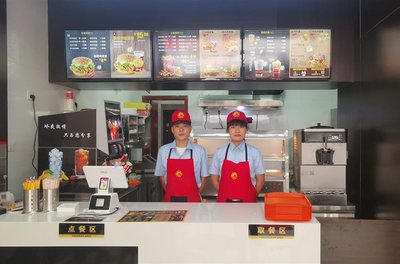 从方向盘到汉堡盘 黄姐的转型之路与南宁汉堡店加盟新观察