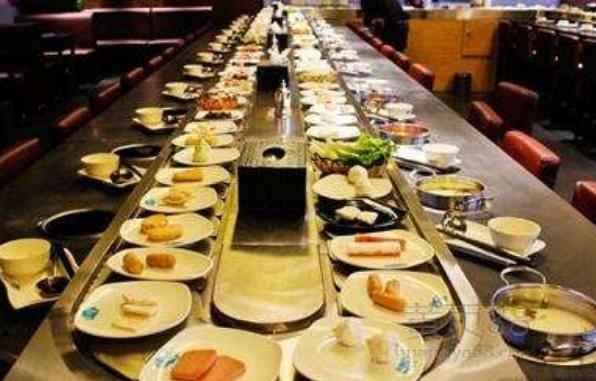 路边摊的矮桌矮凳 快餐店老板道出的实用智慧